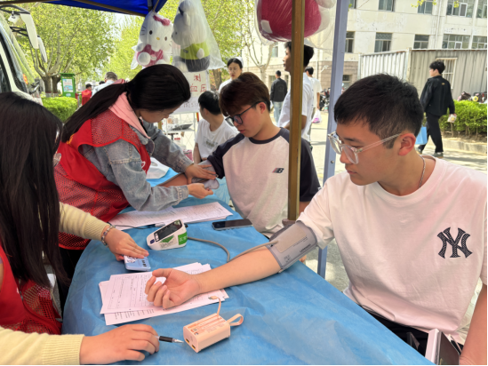 我校“赤血滚烫 生命续航”校园无偿献血活动圆满结束